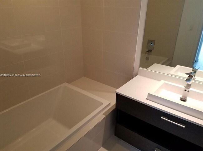Photo - 55 SW 9th St Unidad 1604