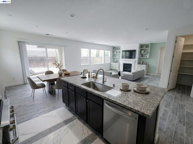 Photo - 679 Hamilton Ct