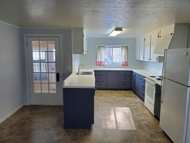 Photo - 1034 S Main St