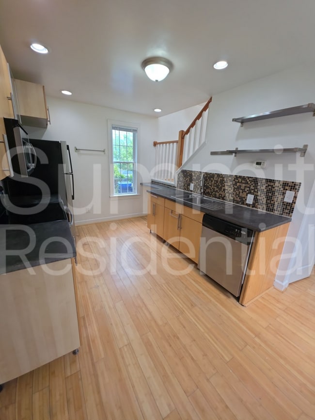 Photo - 910 Oakwood Ave