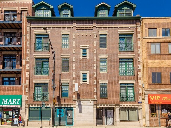 Building Photo - 3349 N Clark St Rental