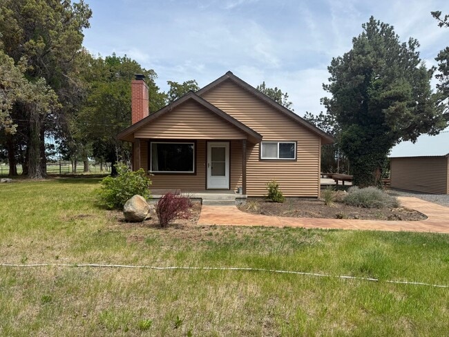 Building Photo - 2 Bed/1.5 Bath Single Level Farm House with Mountain Views