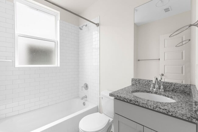 Photo - Greenview Apartments - Forest Park