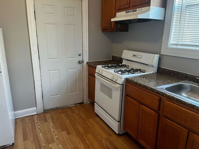 Photo - 1336 E 76th St