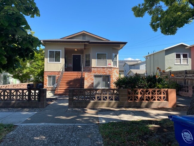 Building Photo - 1033 Pacific Ave Unit B