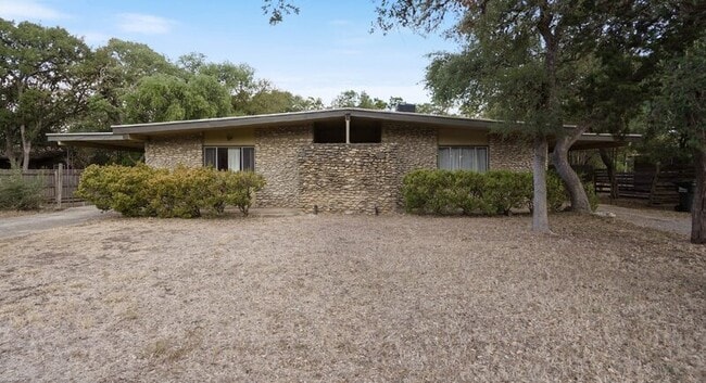 Photo - 906 Hazelton St