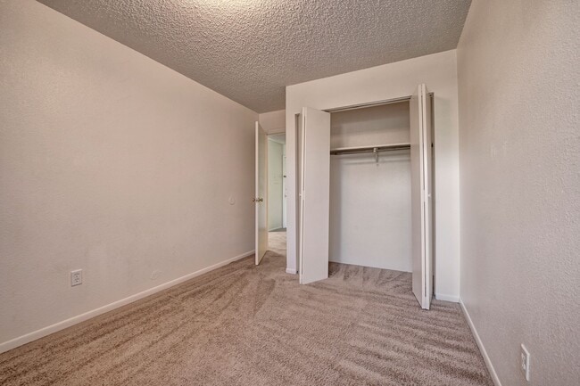 Vista de la puerta del dormitorio y el armario de Austin Park - Austin Park