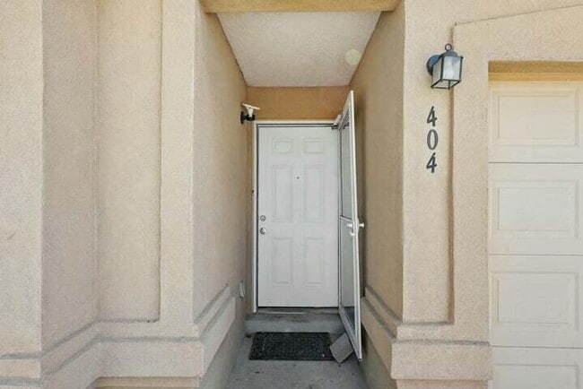 Photo - 404 Lindsay Pl SW