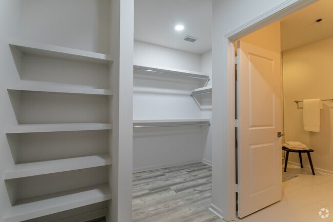 2BD, 2BR - 1122SF - Closet Storage