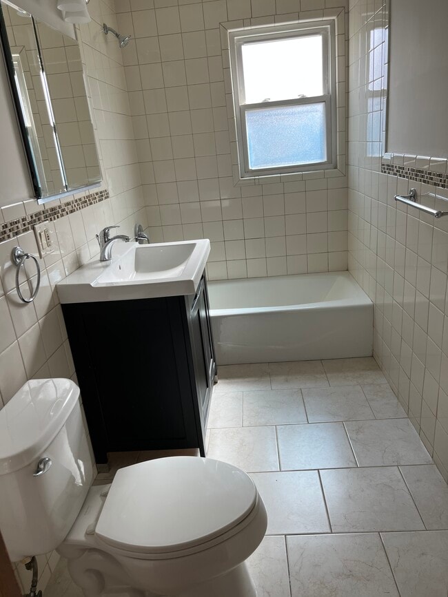 Building Photo - 139 Grove St Unit 2-R Rental
