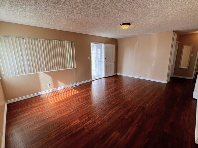 Photo - 4747-4747 W 160th St