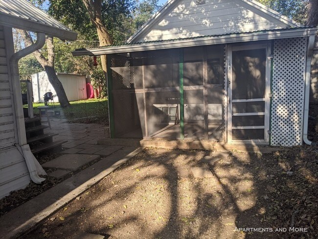 508 W San Antonio St Unit Efficiency Cabin Apartment For Rent In