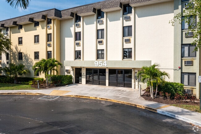 Photo - Goodlette Arms