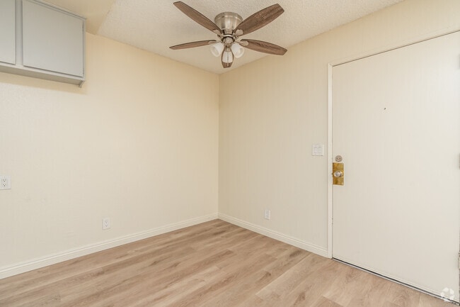1BR, 1BA - 527SF - Dining Room