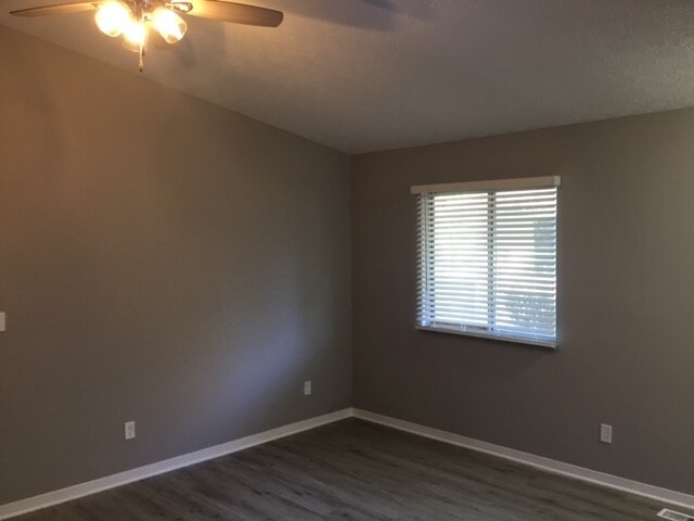 Living Room - 39 Woodrow Ave Apartment Unit 39