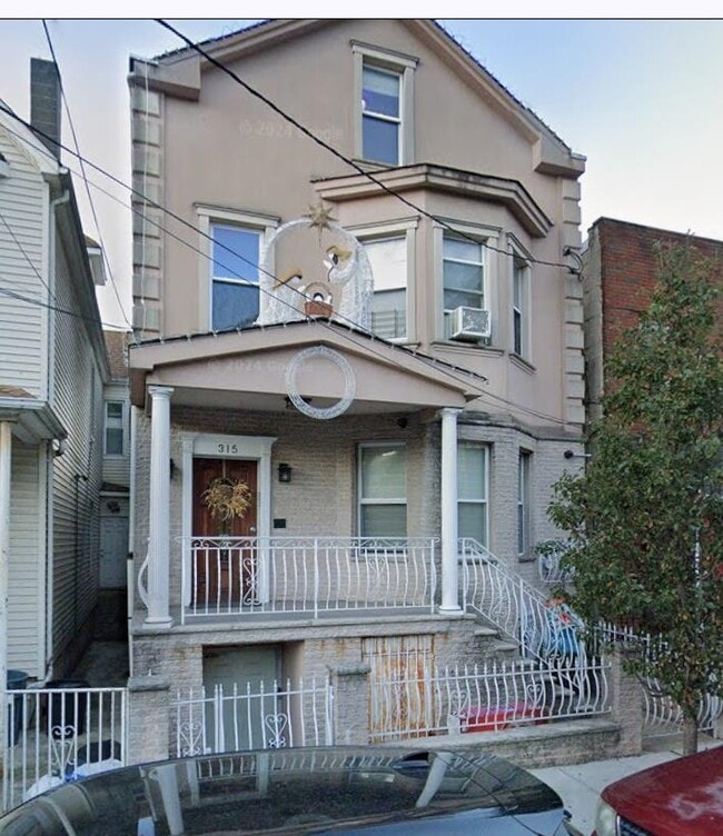 Building Photo - 315 44th St Unit 3