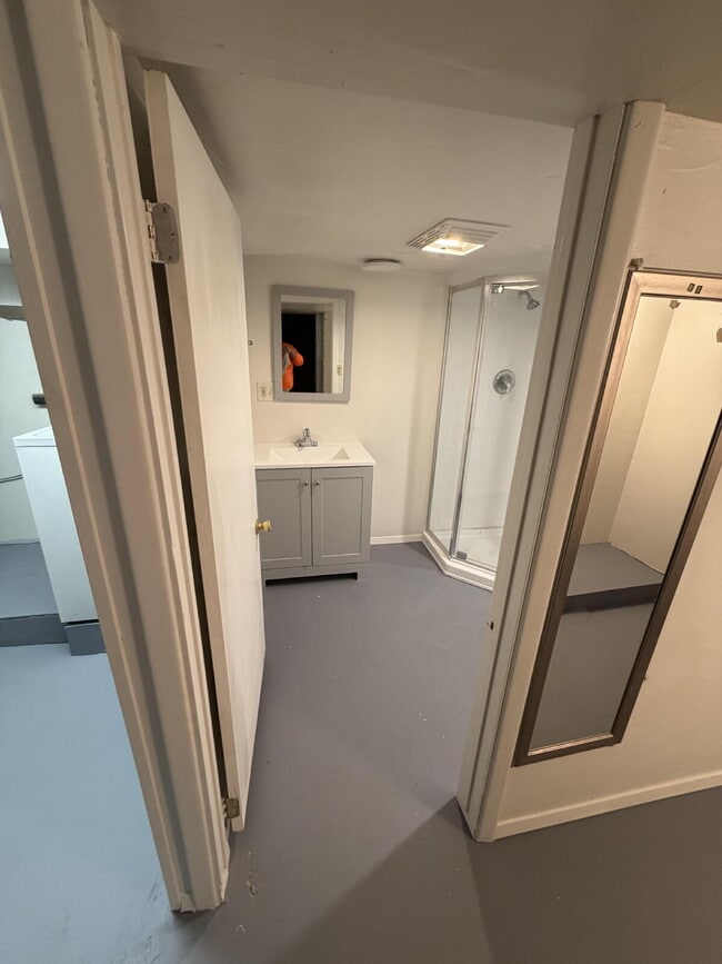 Photo - 2 Bed 1 Bath Unit Close to Main Street. All Utilities Included Unidad 4