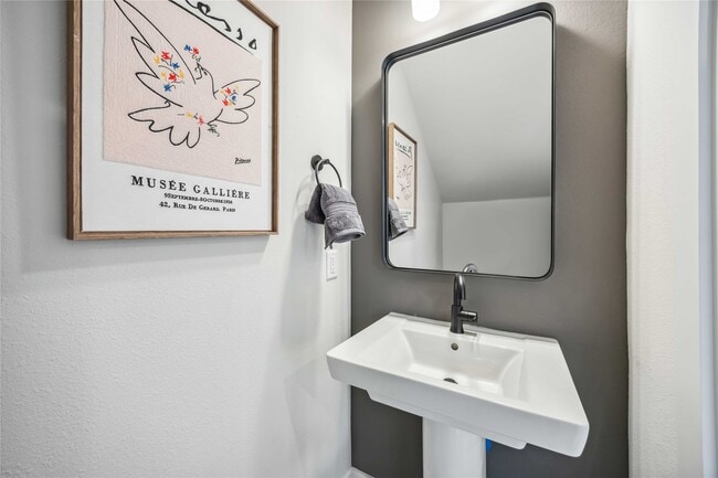 Photo - 303 Charlock St