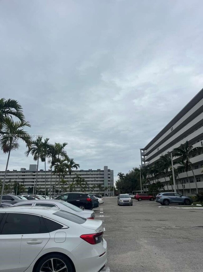 Photo - 1750 NE 191st St Unidad 507-1