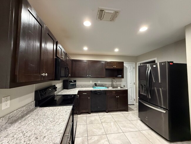 Photo - 405 St Joseph St
