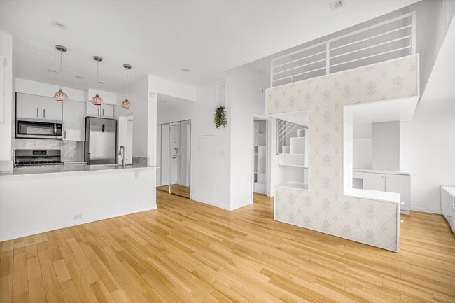 Photo - 150-156 W 56th St