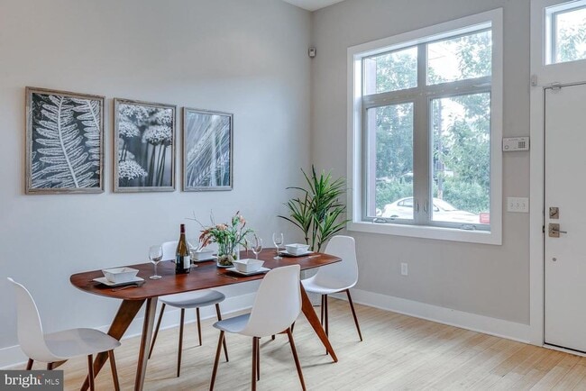 Photo - 877 N 5th St
