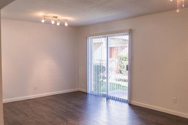 Photo - 5506 Grover Ave Unidad D-114