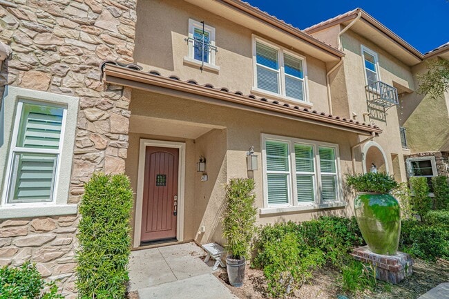 Building Photo - COMING SOON! 3 Bedroom Townhome for Rent in Valencia!