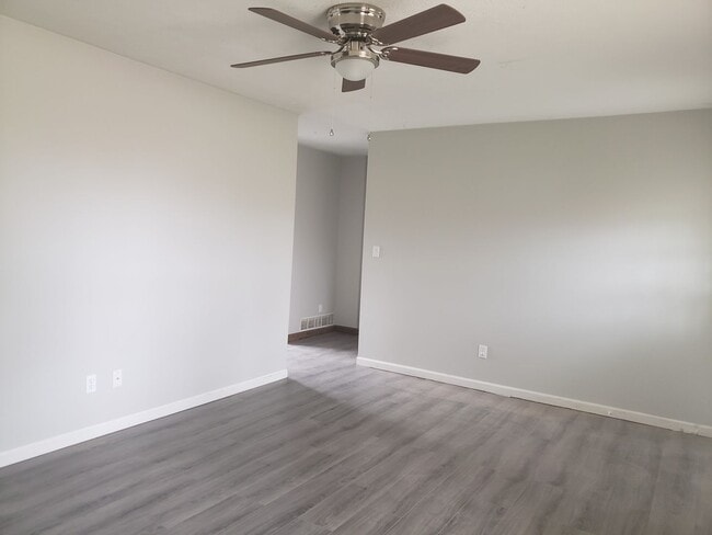 Photo - 105 Creekside Ct