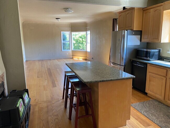 Photo - 2850 McGee Ave