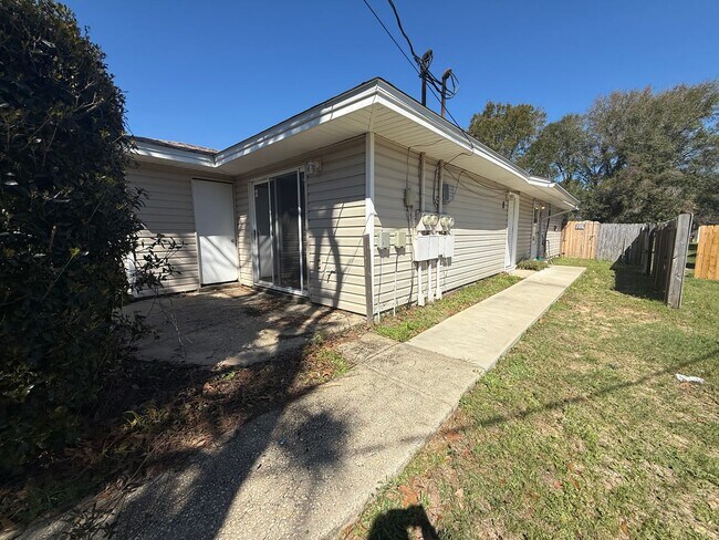 Photo - Gulf Breeze - Green Briar Estates - 2 bedroom, 1 bathroom - water and lawn care included