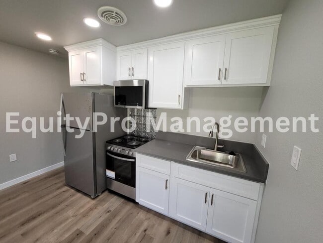 Photo - 7043 Pickering Ave