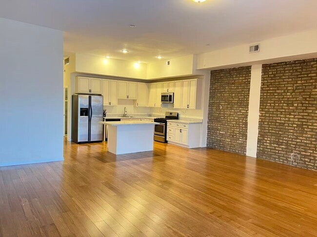 Building Photo - 2358 N Clybourn Ave Unit 3