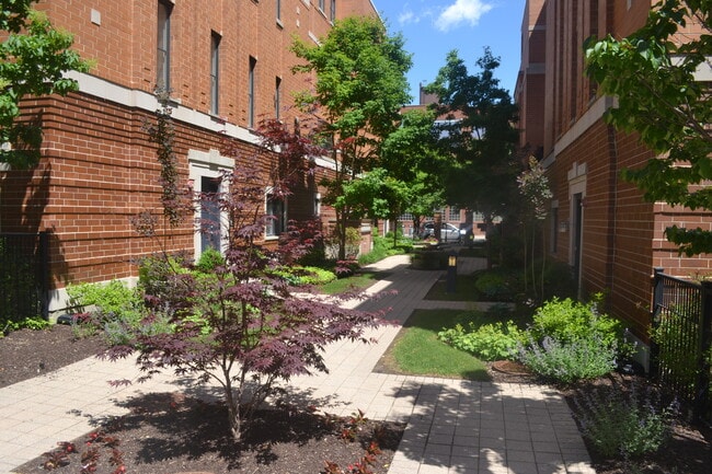 Building Photo - 1117 W Monroe St Unit 11