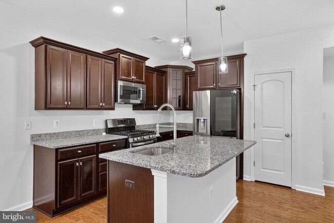 Photo - 2613 Campus Way N