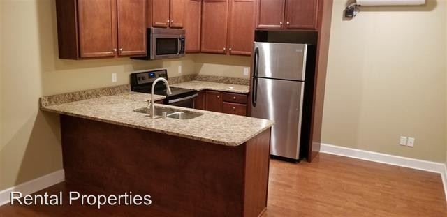 Photo - 927 College St