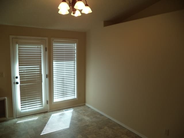Photo - 609 Oxford Way