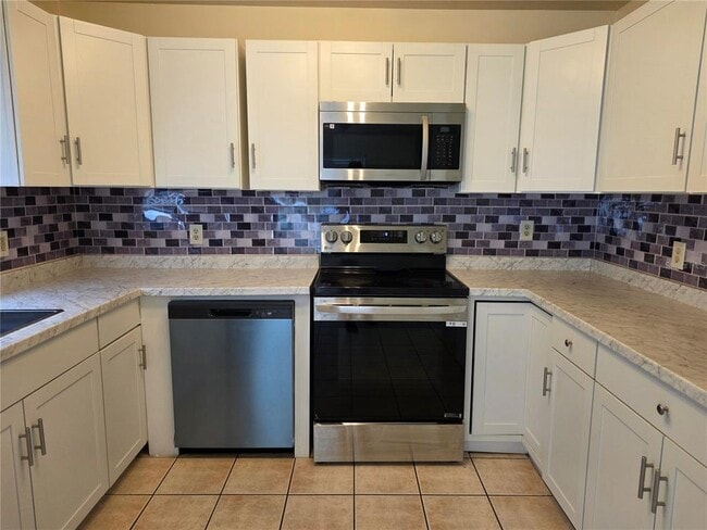 Photo - 415 Greenwich Ct