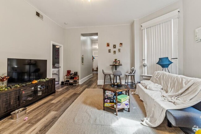 Building Photo - 4 bedroom in Chicago IL 60622 Unit 3 Rental