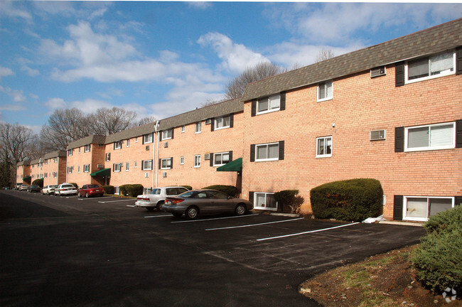 Landon Court Apartments in Lansdowne, PA - Landon Court Apartments in Lansdowne, PA