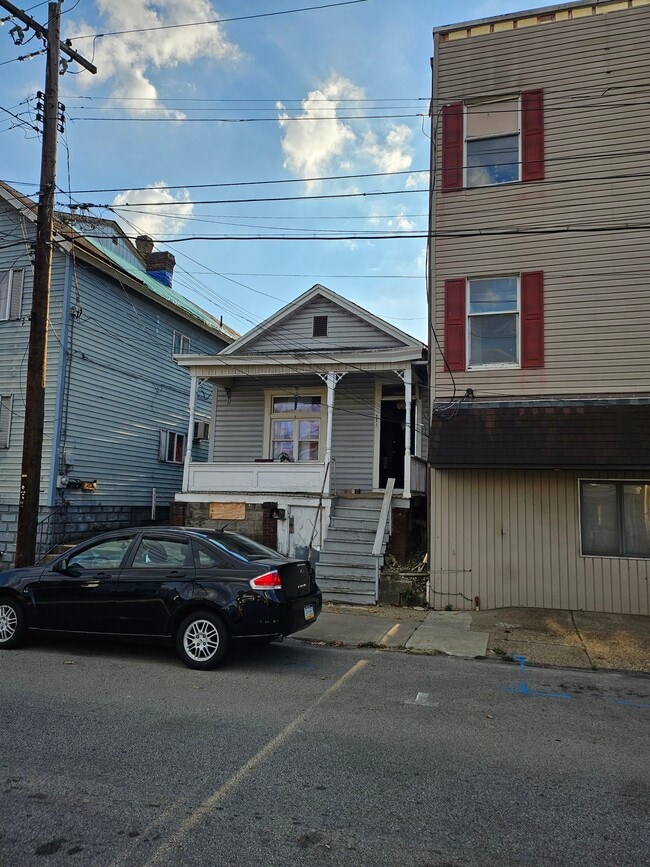 Photo - 221 Fallowfield Ave