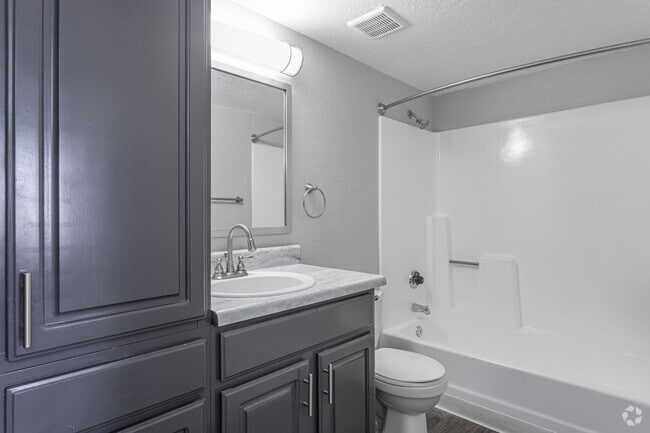 2BR, 1BA - 825 SF