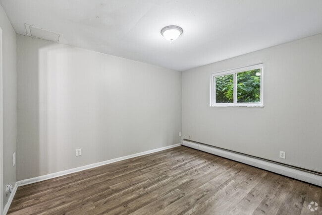 1BR, 1BA - 550SF - Primary Bedroom - Anna Marie Apartments, LLC