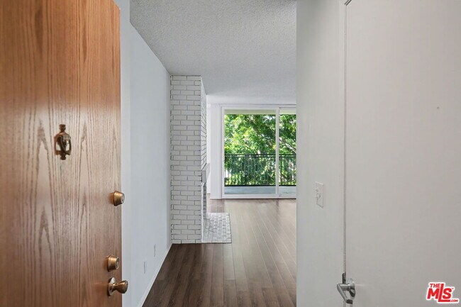 Photo - 1340 S Beverly Glen Blvd Unidad 112