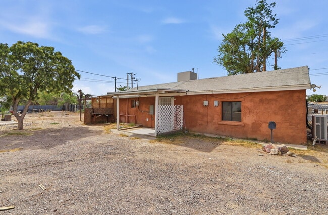 Photo - 593 Myra St