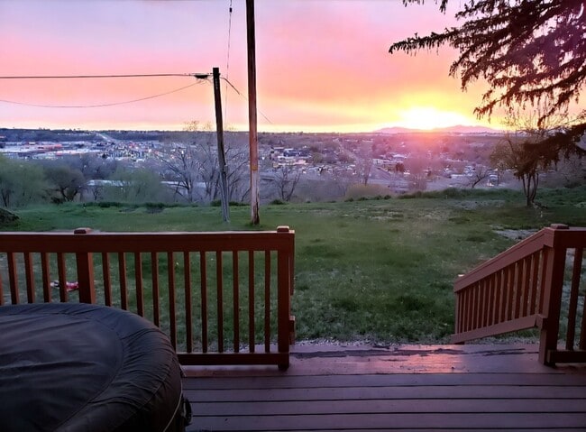 Building Photo - Beautifully updated duplex with parking and a storage shed Unit B