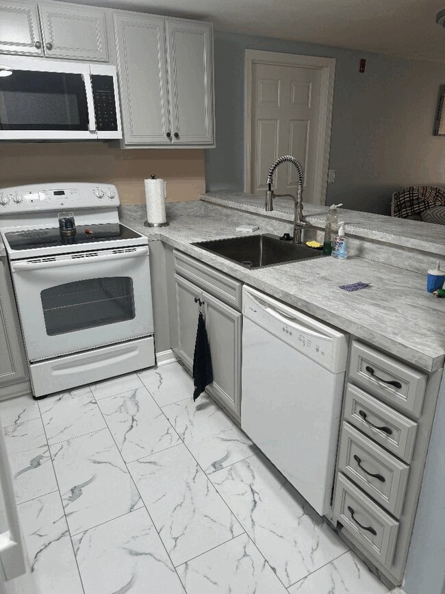 Photo - 200 Woodlawn Ave Unit 204