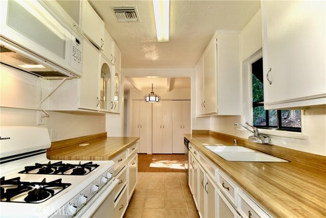 Photo - 21470 Providencia St