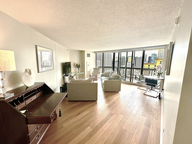 Living Room with View - 545 N Dearborn St Condominio Unidad Furnished River North