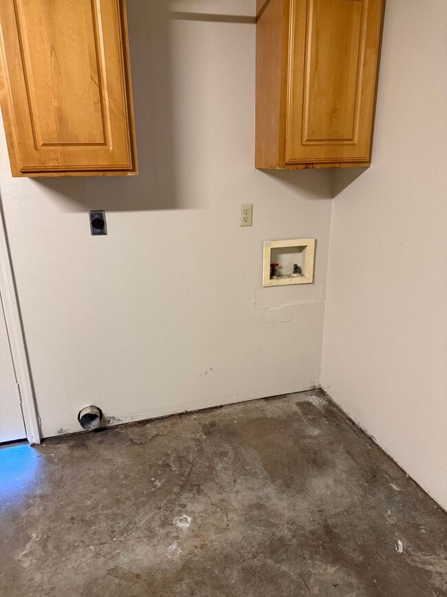 Photo - 3 Bed 2 Bath House With 2 Car Garage.